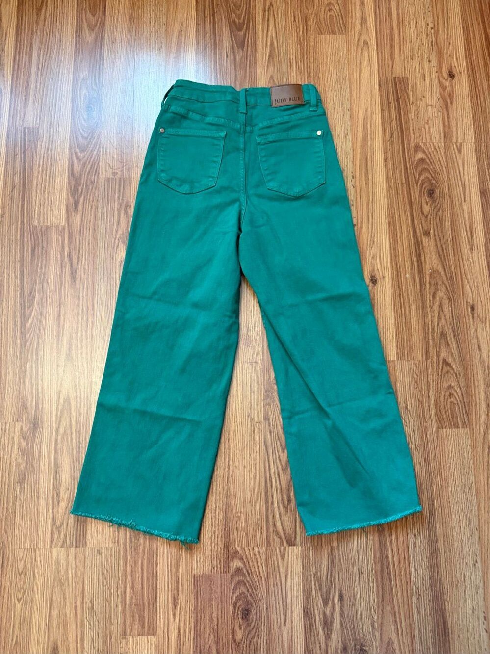 Judy Blue Women's Garment Dyed Raw Hem Cropped Wide Leg Jeans Kelly Green 3/26 - Picture 2 of 9